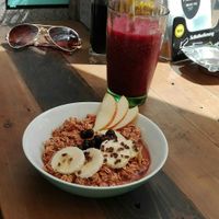 Oats & fruit bowl and berry smoothie at Deli Linz in Linz