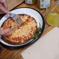 Vegan pizza margherita at Wild & The Moon - Opéra in Paris