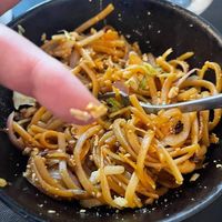 Tallarines con "tofu" y verduras at El Quinto in Gijon