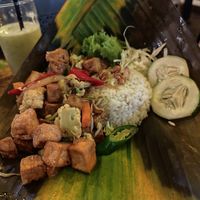 Opción vegana con tofu, tempeh y arroz. Plato tradicional adaptado a vegano at Sunny Warung in 