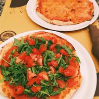 Vegan pizza: Pomodoro, tomato, potato & rocket (listed with macadamia on the menu) at L'Arancio in Pisa
