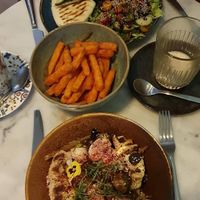 Gegrilde herfstgroenten met knolselderijpuree, panini kipstuckjes en erwtenguacamole, zoete aardappelfrietjes at Plant B in Antwerpen