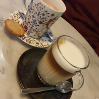 Latte met havermelk & warme chocomel met amandelmelk en callebautchocolade at Plant B in Antwerpen