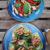Brown bread with hummus, white bread with smashed avocado at Plant B in Antwerpen