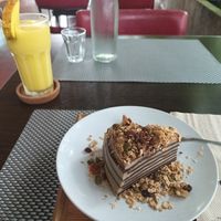 Zumo de mango tarta de crepes at Goodsouls Kitchen in Chiang Mai
