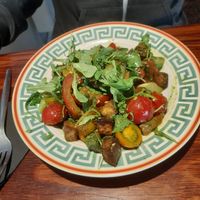 Salade tomaatjes met geroosterde nectarine en tofu at Het Strand - The Strand in Leuven