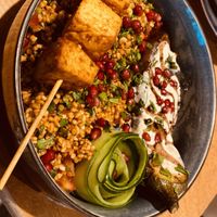 Tofu, boulgour et aubergine avec sauce yaourt   at Het Strand - The Strand in Leuven