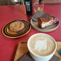 Chocolate chip cookie, berry cheesecake and cappuccino at Het Strand - The Strand in Leuven