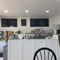 I thought it was closed but it was only closed for the season.It is now open.
There are lots of vegan options.I love the quinoa veggie wrap. at Four Oaks Cafe and Juice Bar in Southampton