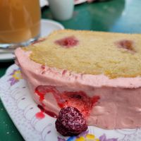 A generous slab of raspberry tea cake and a pot of to wash it down 😘😍🥰 at Sundowners in Exmouth