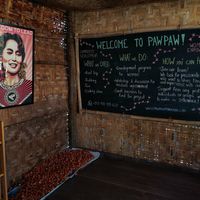 women are storng here! at Paw Paw in Nyaungshwe