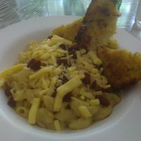 Mac n cheese with bacon bits and garlic bread.  Sorry the photo isn't great - I have an old phone at Eat Street in Belfast