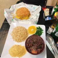 Feijoada vegana e hambúrguer. O detalhe é que o hambúrguer vegano foi consumido por um onívoro que simplesmente AMOU o hambúrguer e nem sentiu falta da carne. at Açougue Vegano - Barra da Tijuca in Rio De Janeiro