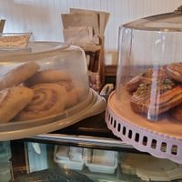 Los rolls de canela son deliciosos at Pastelería y Panadería Sinfonía in Santiago