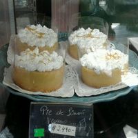 vegan lemon pie at Pastelería y Panadería Sinfonía in Santiago