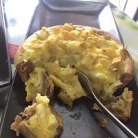 Vegan cheesy artichoke quiche at Pastelería y Panadería Sinfonía in Santiago