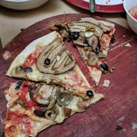 excellent pizzas that one may order without cheese and several veggie options at 5 Esquinas Trattoria in Havana