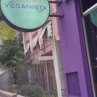 Placa na fachada do restaurante at Espaço Veganista in Porto Alegre