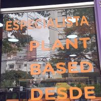 Fachada do restaurante (destaque para o fato de estar aberto desde 2017) at Espaço Veganista in Porto Alegre