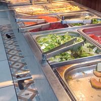 Buffet de saladas e, ao fundo, o de pratos quentes at Espaço Veganista in Porto Alegre