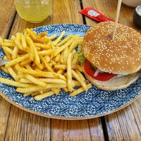 Veganer Burger (Patty aus Süßkartoffeln und Kidneybohnen) at Blauer Engel in Ludwigsburg