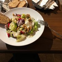 Šalát s orieškami a opečeným chlebíkom  at Alanda in Banska Bystrica
