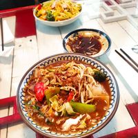 Unten: "Unterwegs nach Xiamen" (als Suppe); oben: "Sandy Beaches, Green River... next to a Mangotree" at miss mai in Dortmund