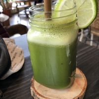 Custom made green juice at Buddha Bowl in The Hague