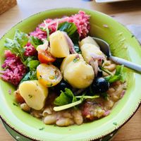 Estofado de alubias blancas 🥰. Y claro, la hamburguesa como siempre un 10!!  at Happy Cactus in Fuerteventura
