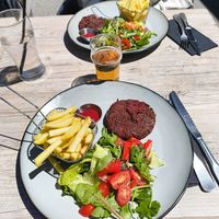 Steak de lentilles et betteraves, salade et frites at Couloir Bar & Restaurant in Tignes Val Claret