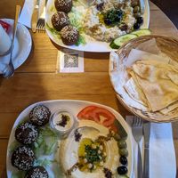 Hummus mit Falafel (unten), Mutabbal mit Falafel (oben) at Flop Cafe in Berlin