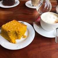 Kaffee und Kurkuma Kuchen at Flop Cafe in Berlin