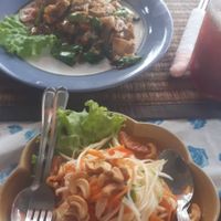 'Noodles with egg and tofu' and 'papaya-salad' at Arun Restaurant in Krabi