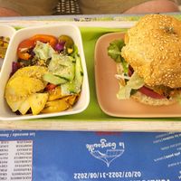 Vegan burger with salad at Une Cuillère Pour Maman in Bergerac