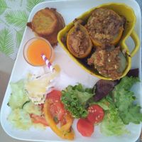 Aubergines farcies et jus carotte/orange/gingembre at Une Cuillère Pour Maman in Bergerac