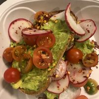 I won’t change my review just yet, but this is the 3rd avocado toast I got that has come as more of an avocado-paste without ANY flavor. Last 2x didn’t even have chili flakes. at Makeout Colombia in Bogota