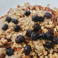 Waffles con mantequilla de almendras de Melchy Foods  at Makeout Colombia in Bogota