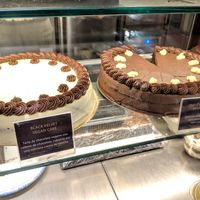 Vegan cakes: black velvet and triple chocolate at Celicioso Barquillo in Madrid
