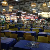 undercover seating at Kalare Night Bazaar Food Stalls in Chiang Mai