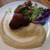 Isso foi um prato principal. O prato era de almôndegas vieram três bolinhas minúsculas. O que era para ser um purê parecia um molhinho, de tão pouco que veio. at Prana Vegetariano - JB in Rio De Janeiro