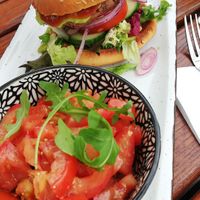 Veganer Burger (Pattie aus Kidneys) mit Tomatensalat at Patchwork Food & Bar in Kulmbach