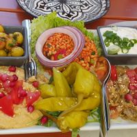 Orientalische vegane Vorspeisenplatte f. zwei at Patchwork Food & Bar in Kulmbach
