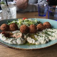 Veggie plate with pita bread at Napo's Quality Grill in Antwerpen