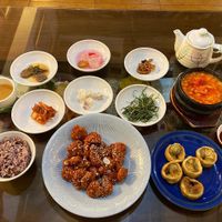 Sweet and Spicy vegan chickn with sesame seeds, spicy tofu stew with purple rice, veggie dumplings, and assorted side dishes  at Oh Se Gae Hyang - 오세계향 in Seoul