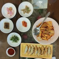 Dumpling, tteokbokki and side dishes  at Oh Se Gae Hyang - 오세계향 in Seoul