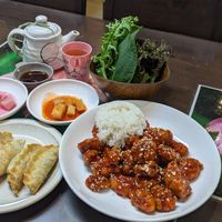 Dumplings, rice and sweet and sour chicken at Oh Se Gae Hyang - 오세계향 in Seoul