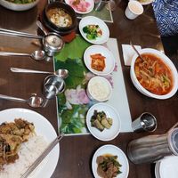 Vegan bulgogi, a salade, spicy soup and bibimbap at Oh Se Gae Hyang - 오세계향 in Seoul