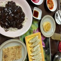 noodle con salsa di fagioli, pelle di tofu, uovo e ravioli fritti   at Oh Se Gae Hyang - 오세계향 in Seoul