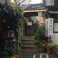 The entrance on Insa-dong 12-gil at Oh Se Gae Hyang - 오세계향 in Seoul