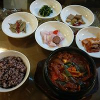 Kimchi stew with side dishes at Oh Se Gae Hyang - 오세계향 in Seoul